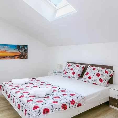 Nevia Appartement *